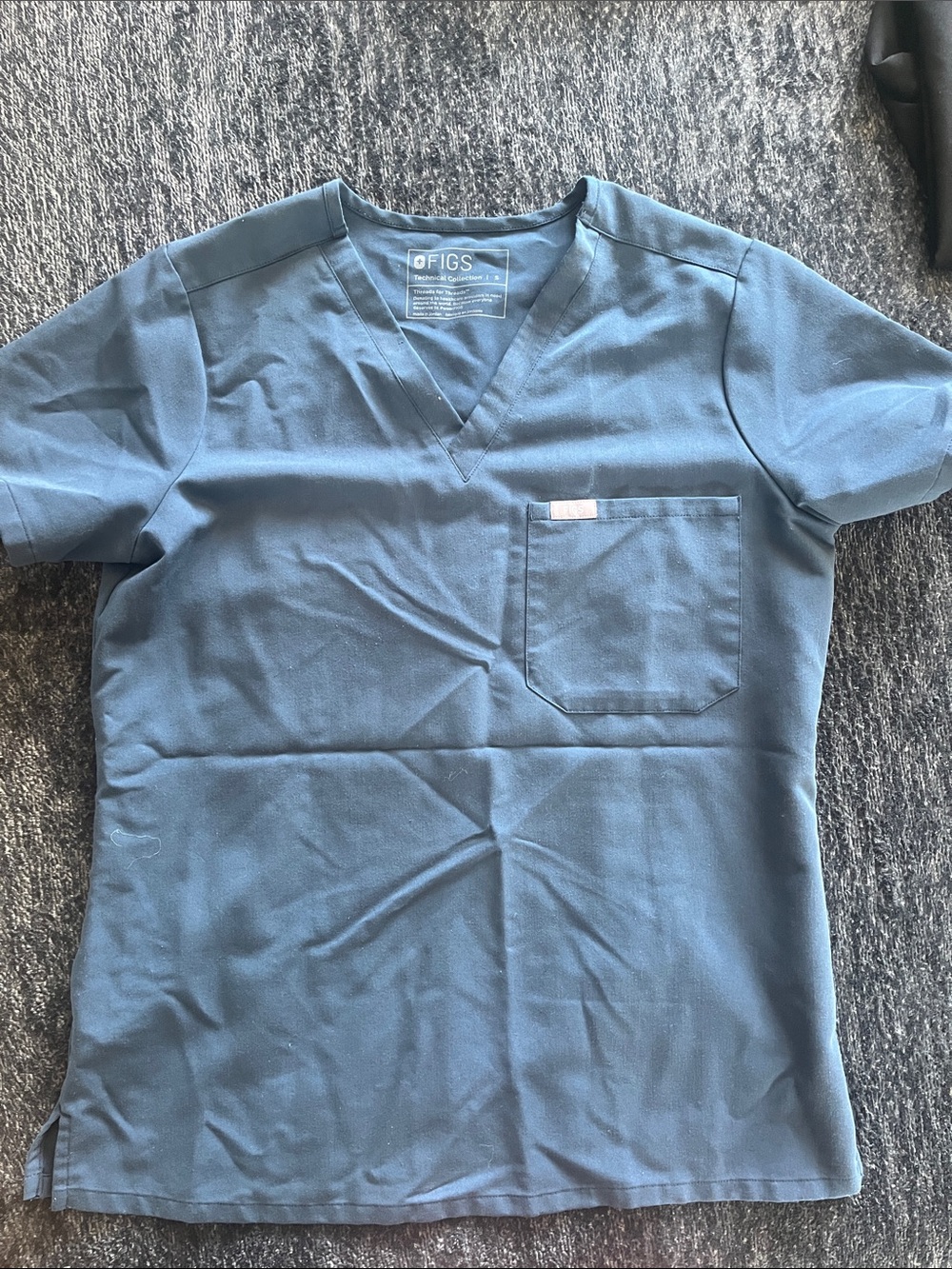 FIGS women’s V-Neck Scrub Top in